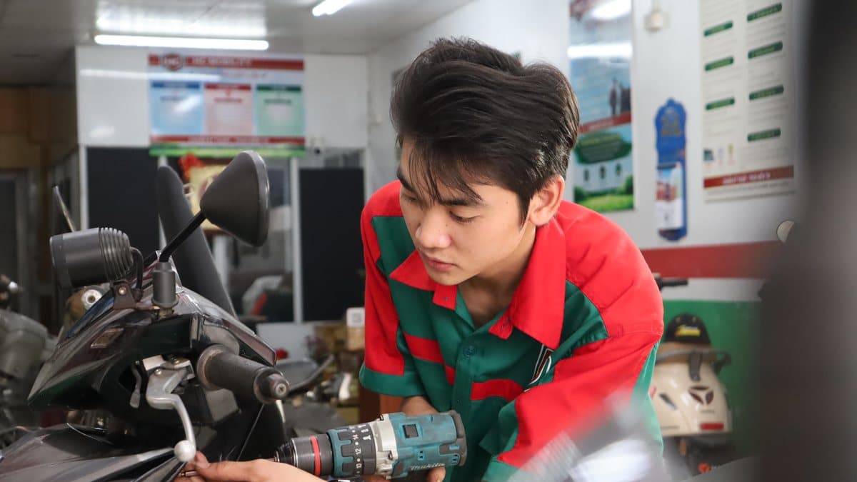 Xe máy bị ì khi lên ga: 5 nguyên nhân thường gặp